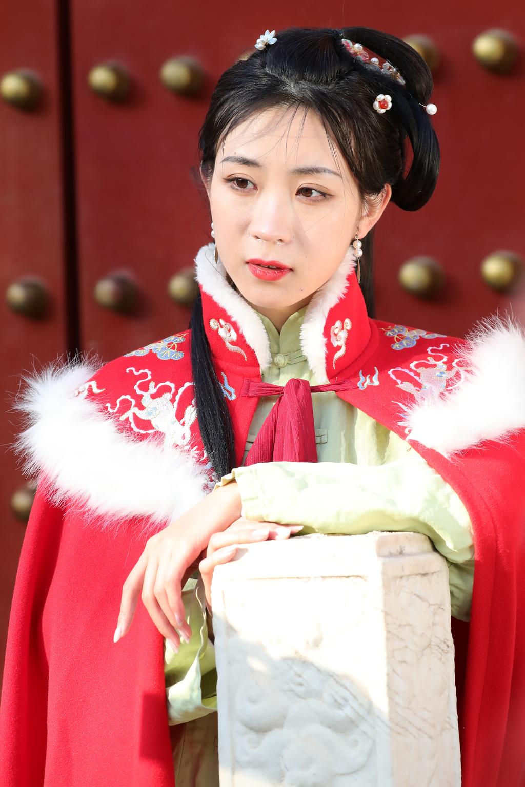 红妆素裹古装美女国色天香写真