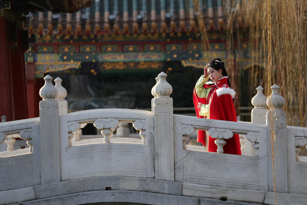 红妆素裹古装美女国色天香写真