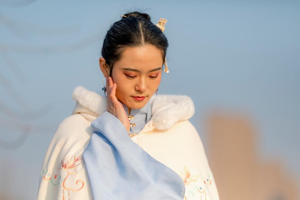 白衣古装美女气质淡雅清秀写真