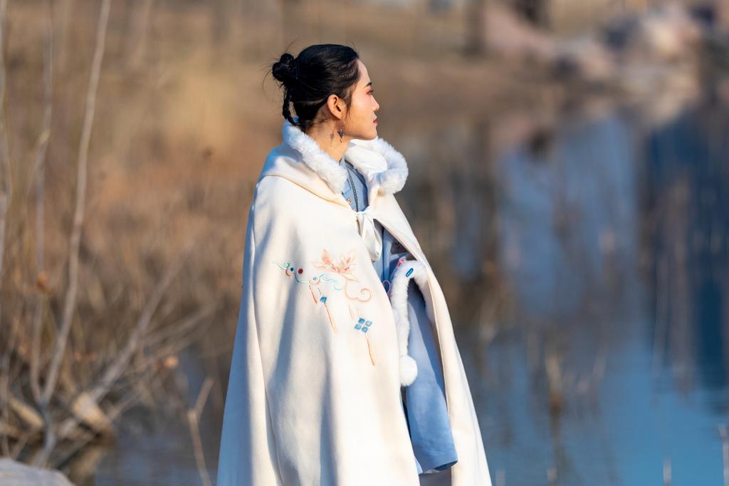 白衣古装美女气质淡雅清秀写真