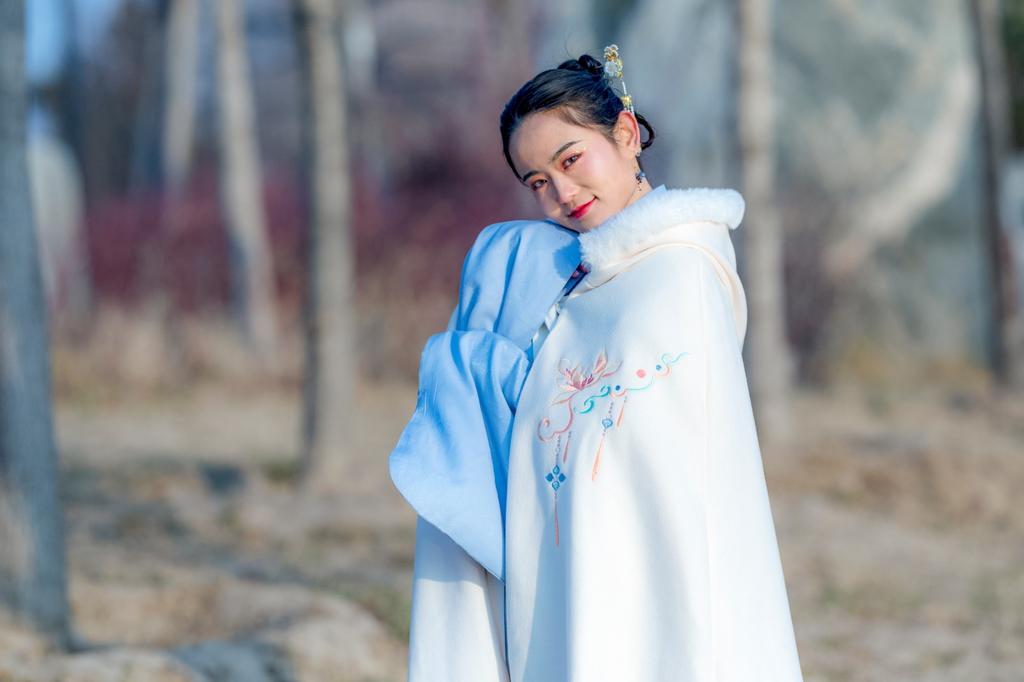 白衣古装美女气质淡雅清秀写真