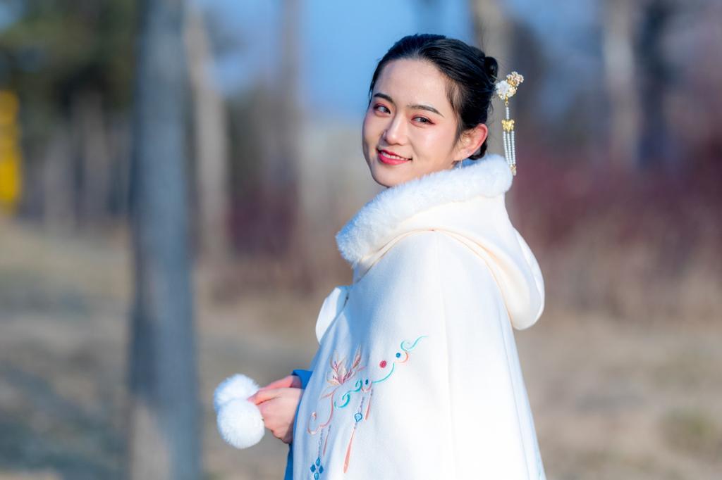 白衣古装美女气质淡雅清秀写真