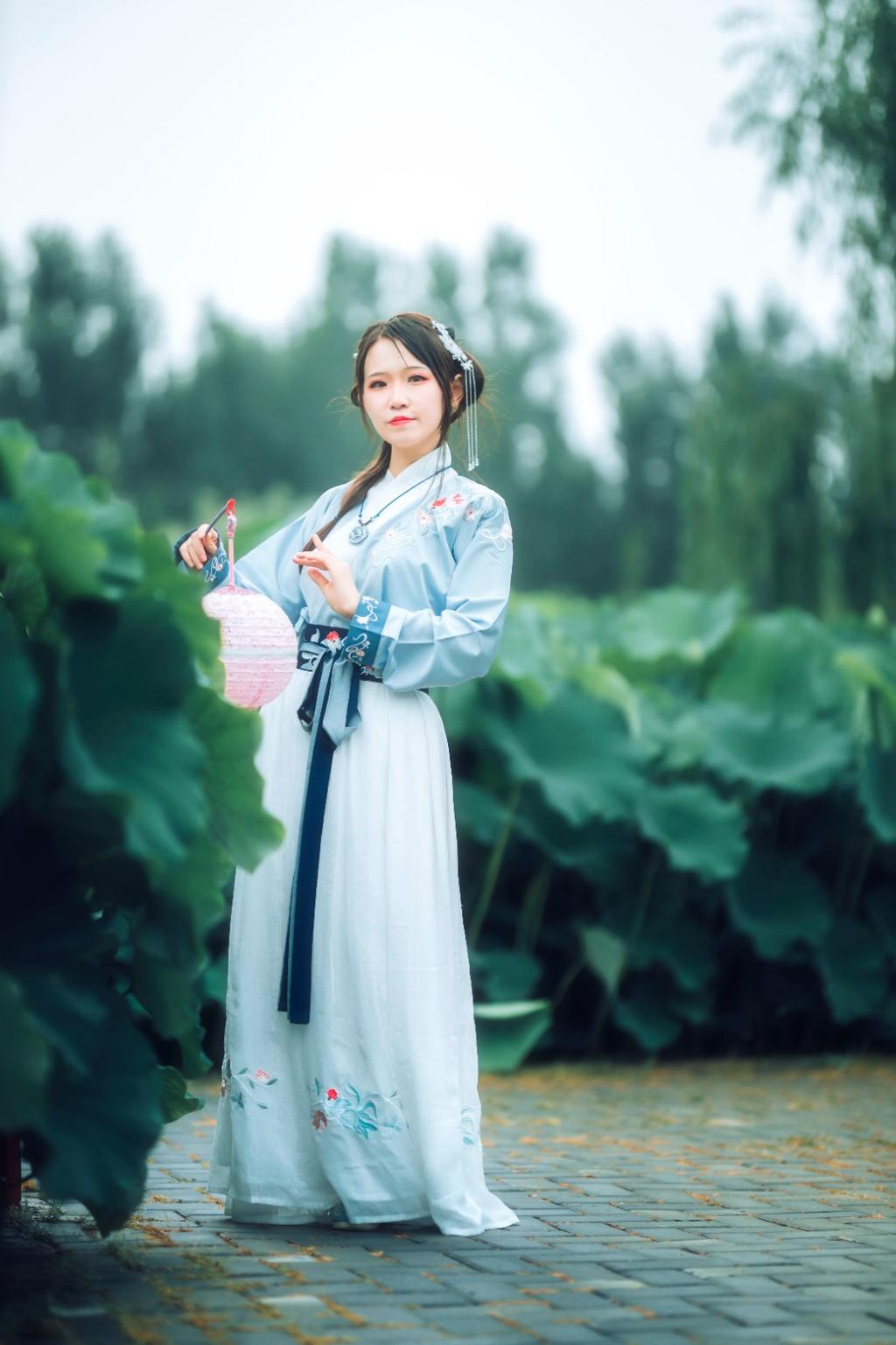 俏皮可爱汉服美女荷塘唯美写真