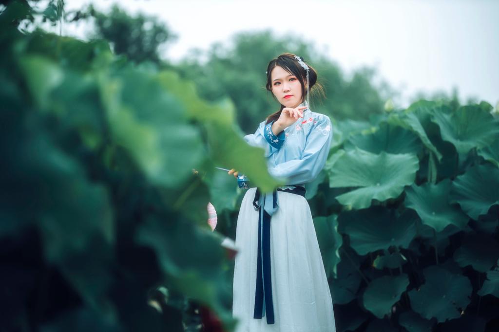 俏皮可爱汉服美女荷塘唯美写真