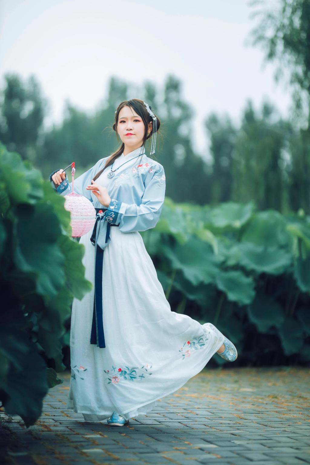 俏皮可爱汉服美女荷塘唯美写真