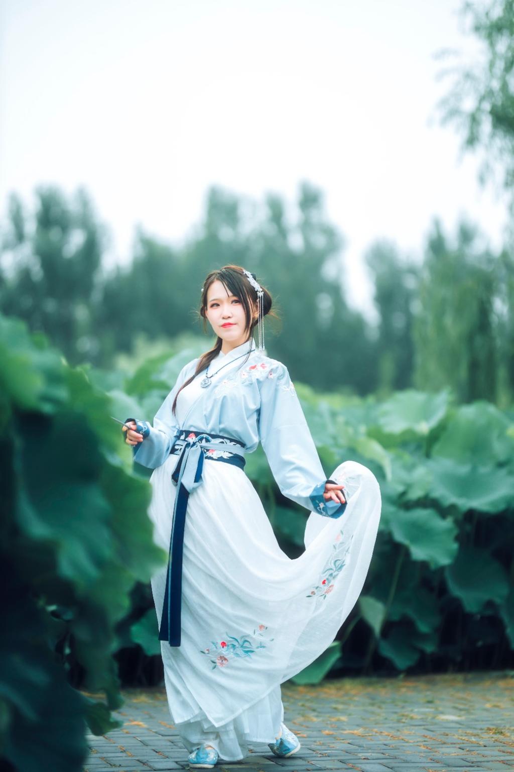 俏皮可爱汉服美女荷塘唯美写真