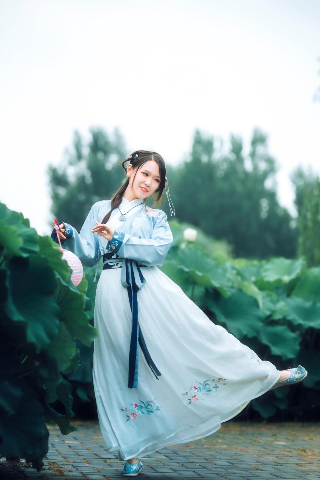 俏皮可爱汉服美女荷塘唯美写真