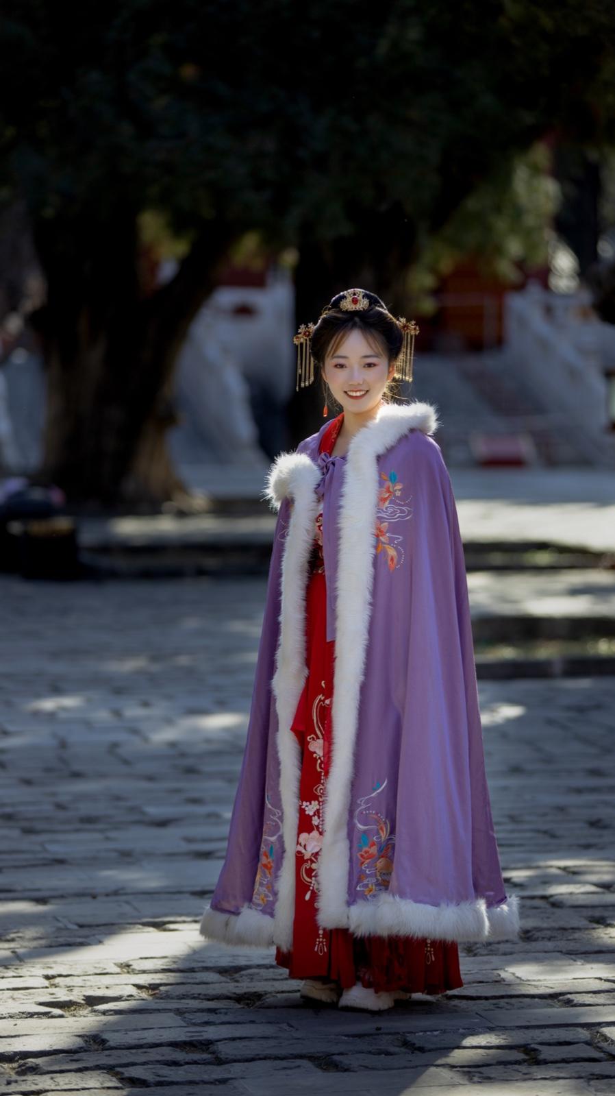 国色天香古装美女迷人笑容写真