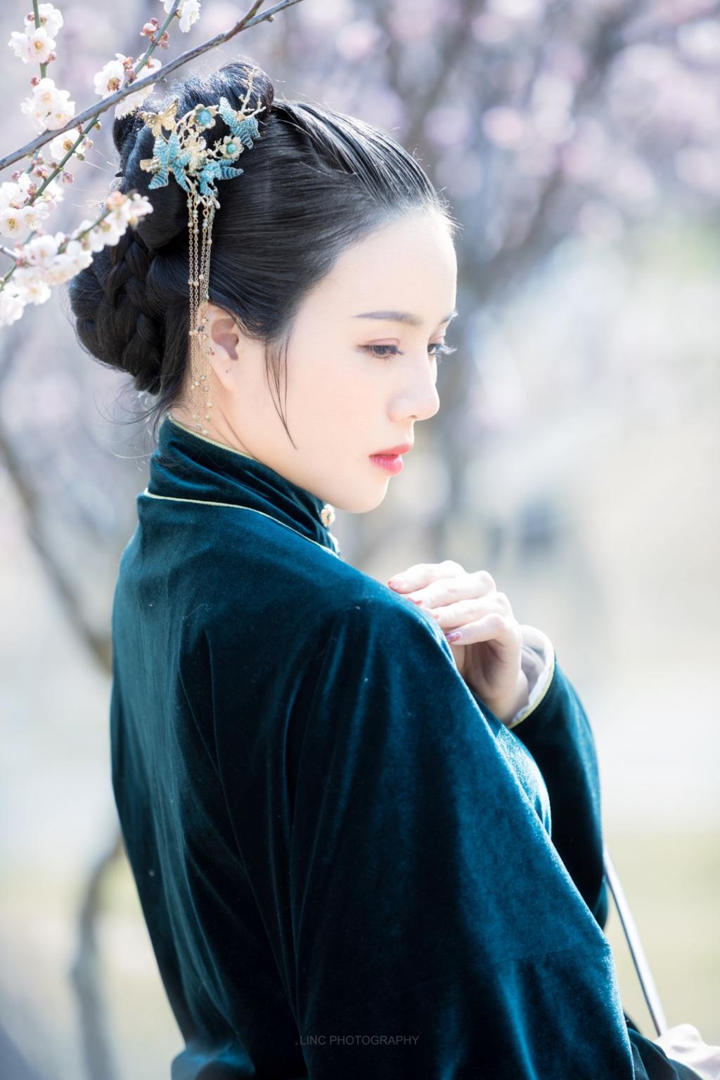 樱花树下汉服美女高贵典雅图片