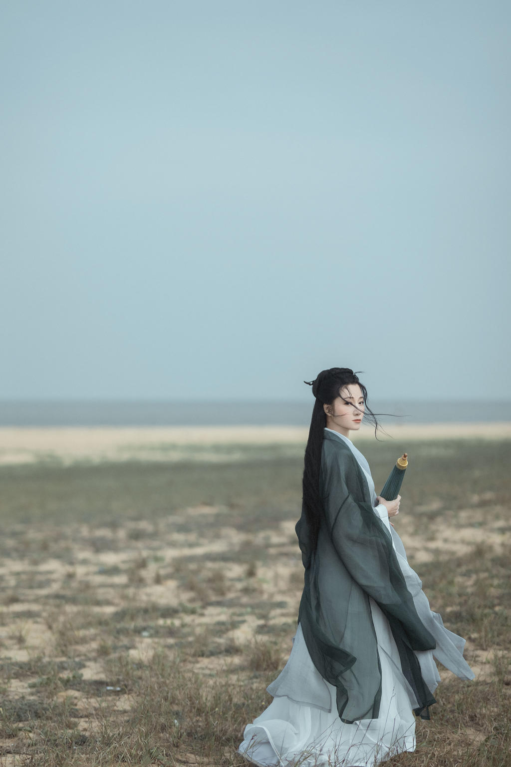 长发飘飘古装美女清新淡雅写真