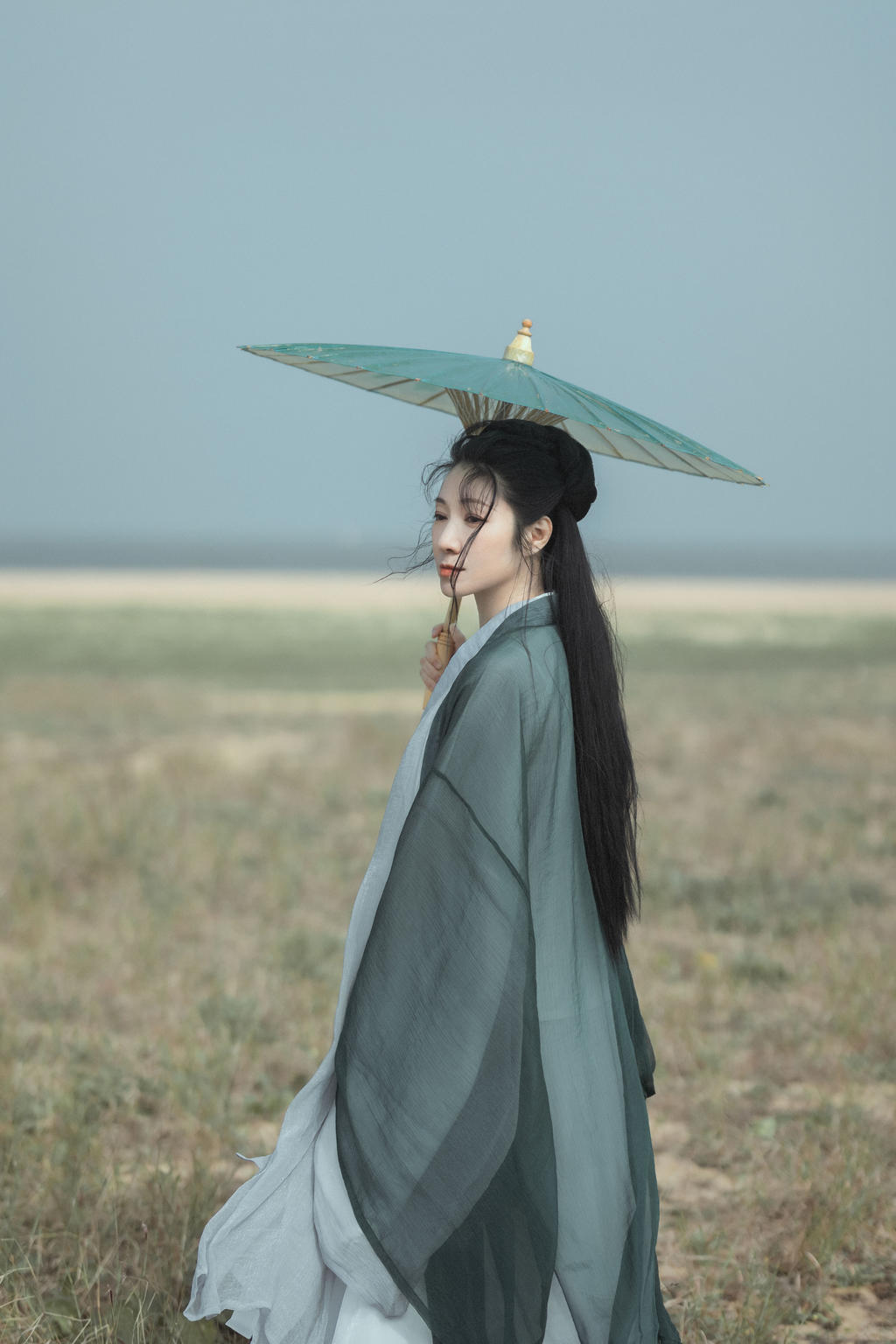 长发飘飘古装美女清新淡雅写真