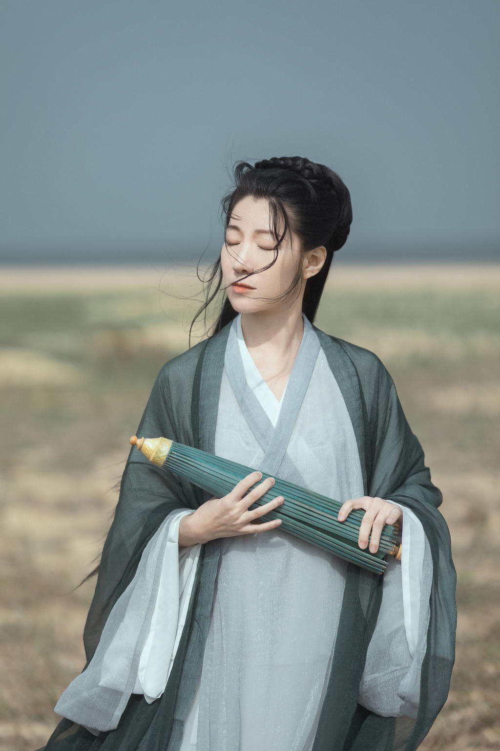 长发飘飘古装美女清新淡雅写真