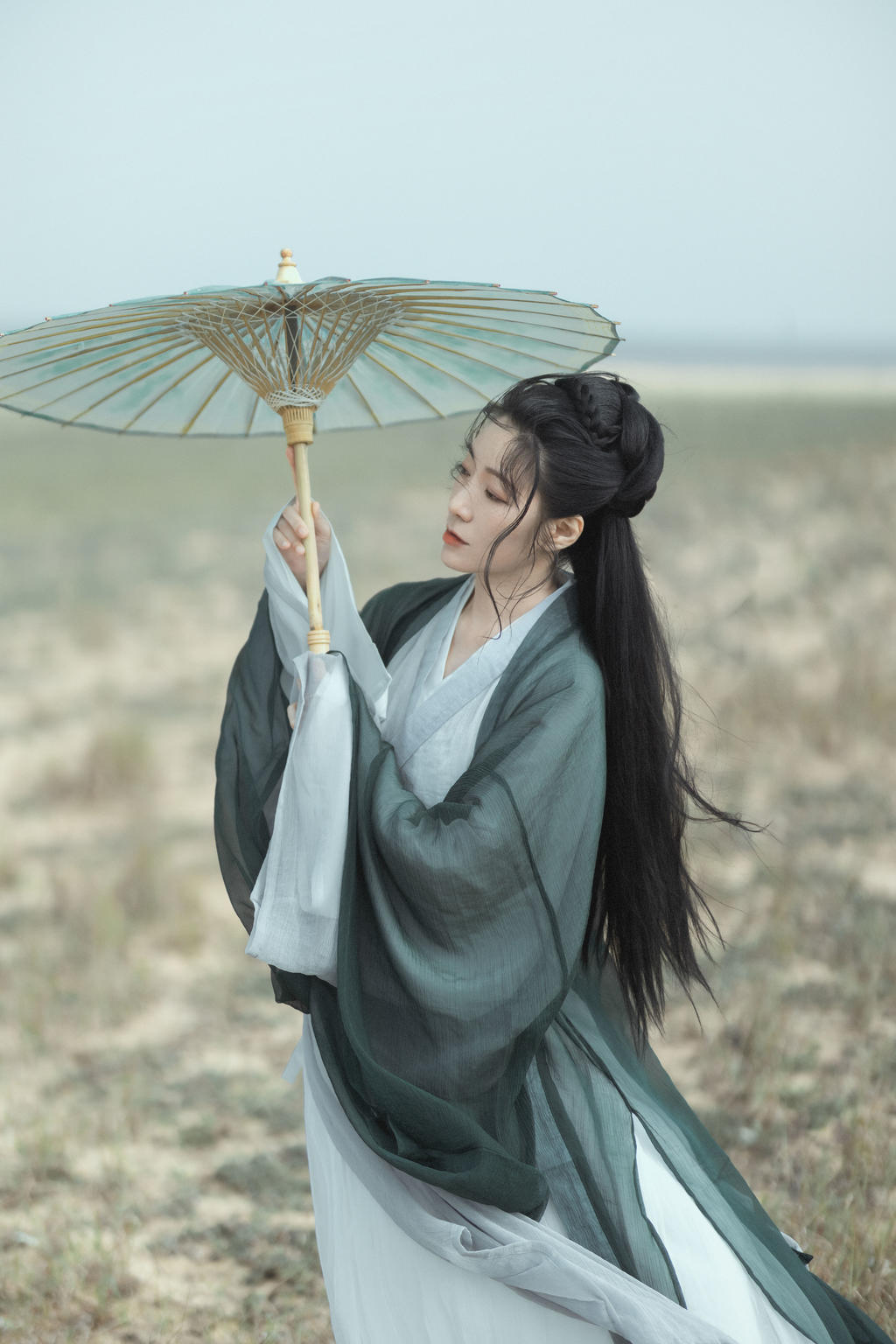 长发飘飘古装美女清新淡雅写真