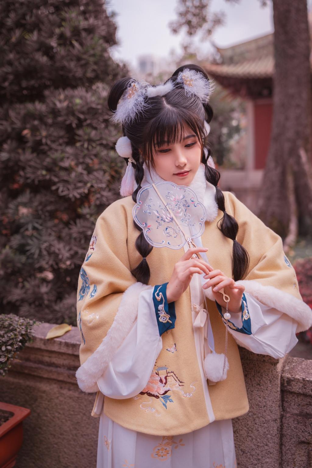 娇小玲珑汉服美女手持罗扇美图