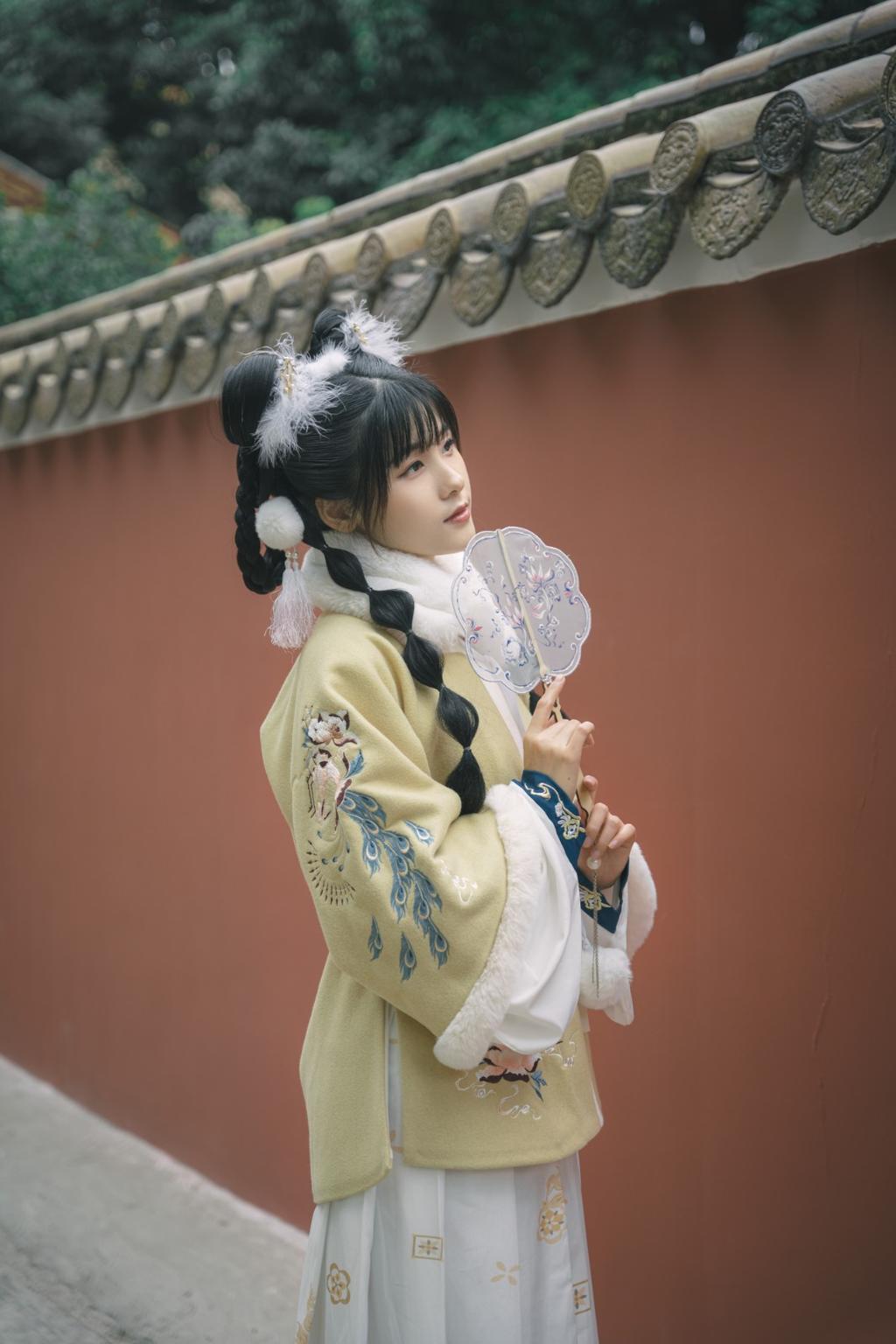 娇小玲珑汉服美女手持罗扇美图