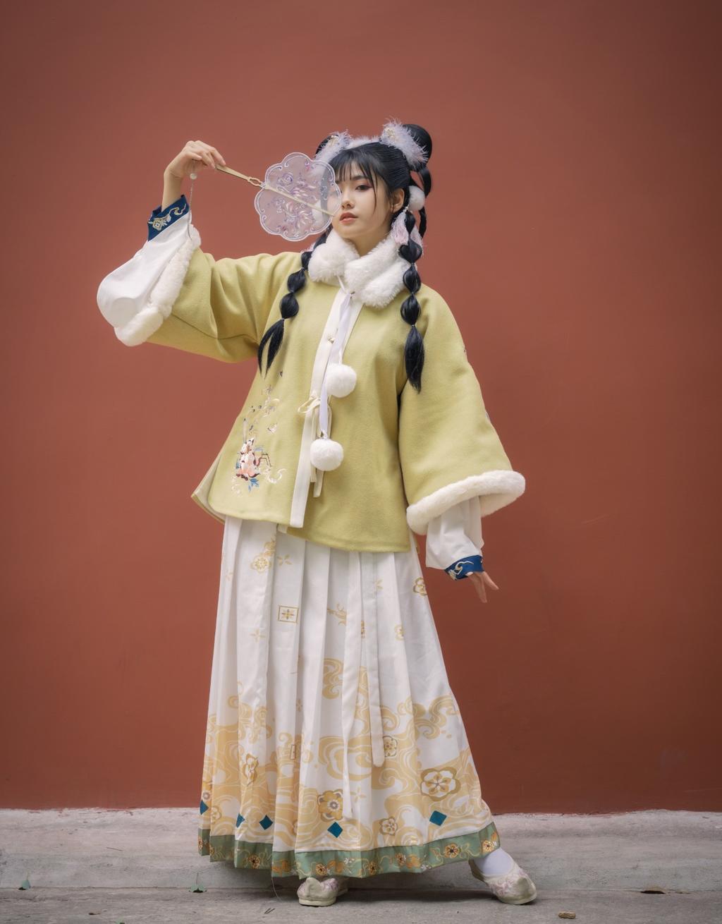 娇小玲珑汉服美女手持罗扇美图