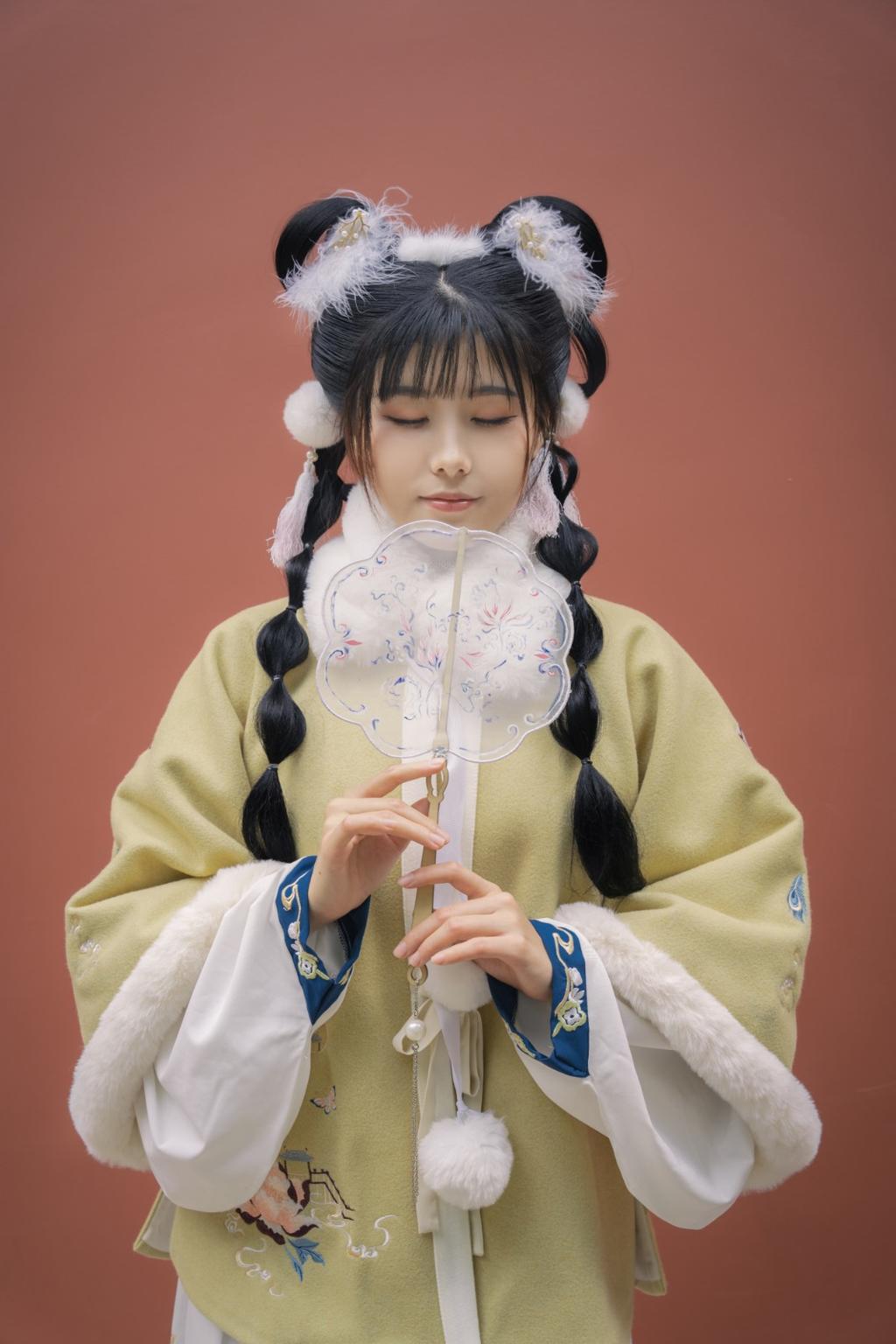 娇小玲珑汉服美女手持罗扇美图