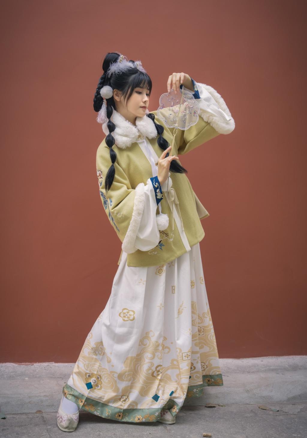 娇小玲珑汉服美女手持罗扇美图