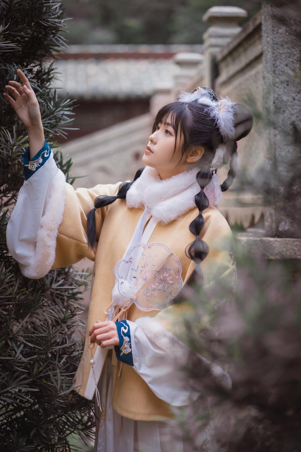 娇小玲珑汉服美女手持罗扇美图