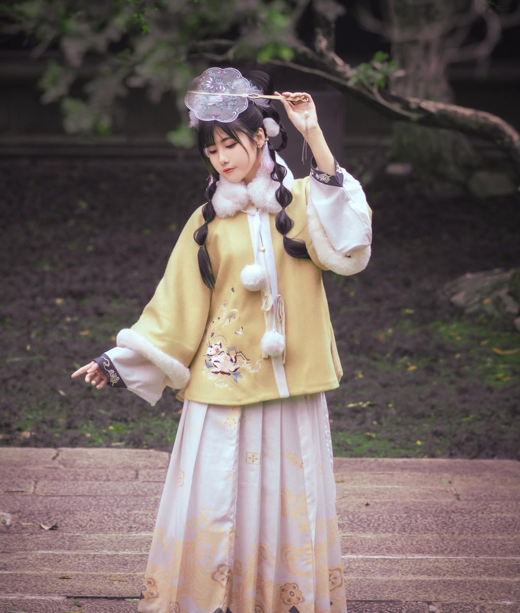 娇小玲珑汉服美女手持罗扇美图