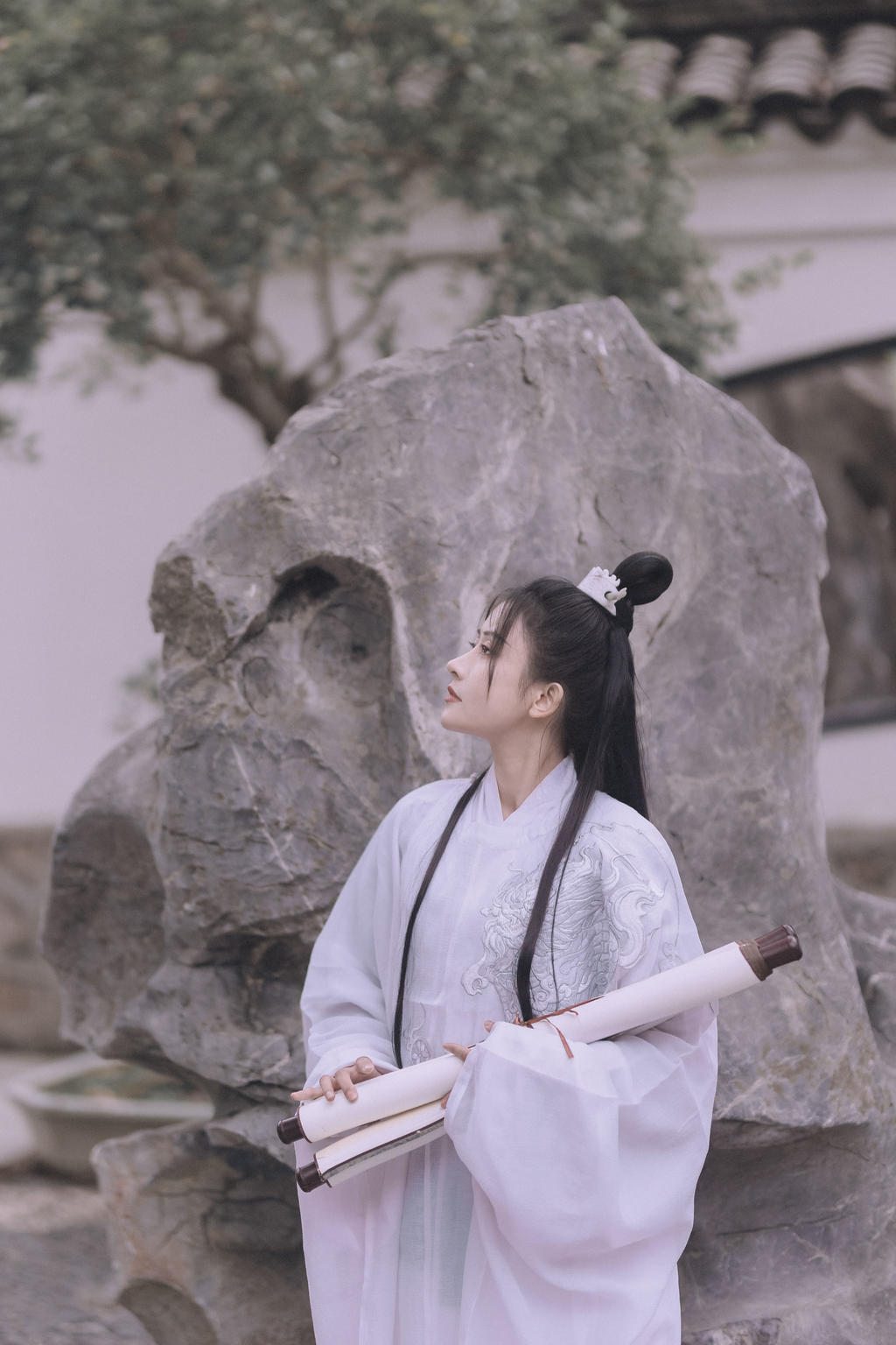 长发及腰古装美女白衣飘飘写真