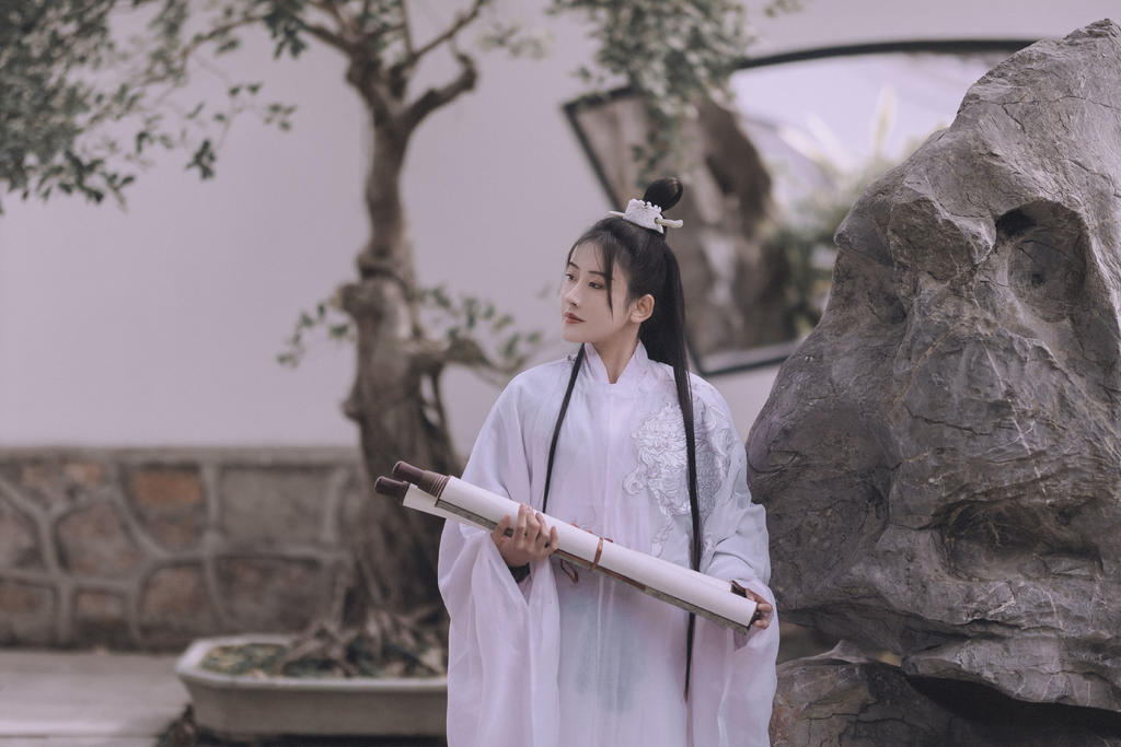 长发及腰古装美女白衣飘飘写真