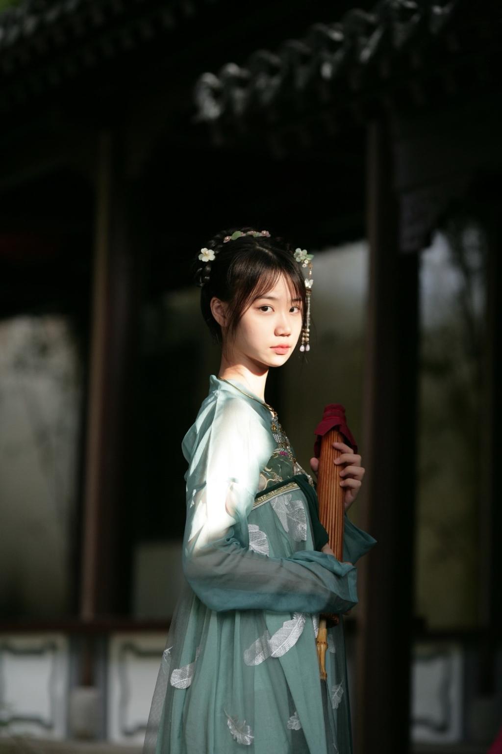 汉服美女手撑纸伞漫步园林写真