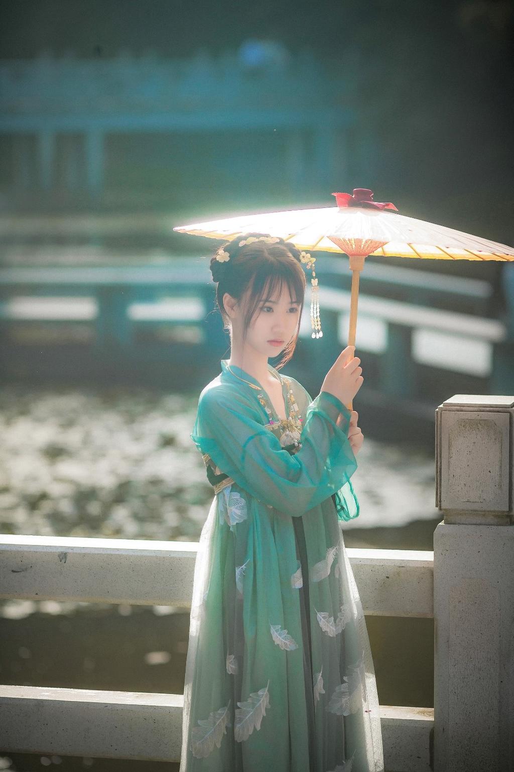 汉服美女手撑纸伞漫步园林写真