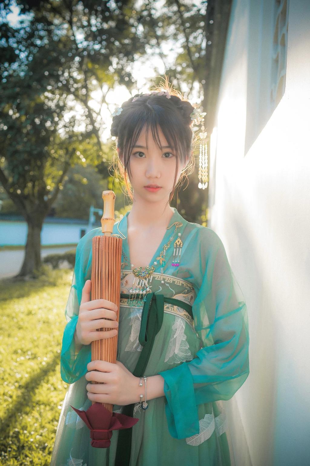 汉服美女手撑纸伞漫步园林写真