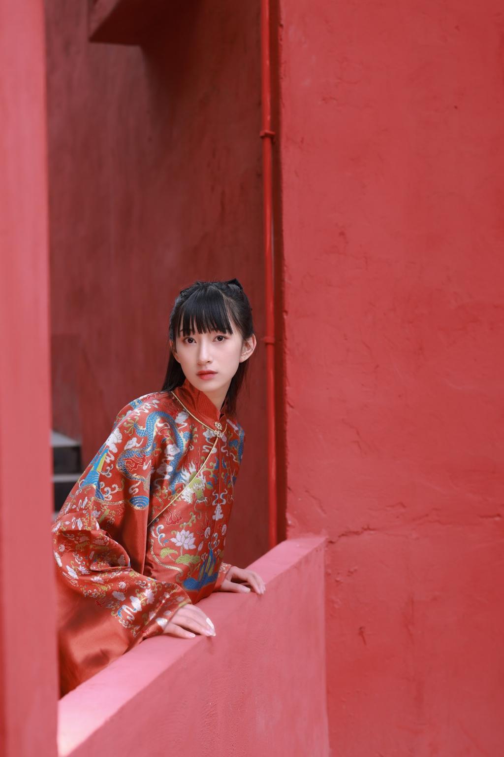 黑长直发古装美女红妆素裹写真