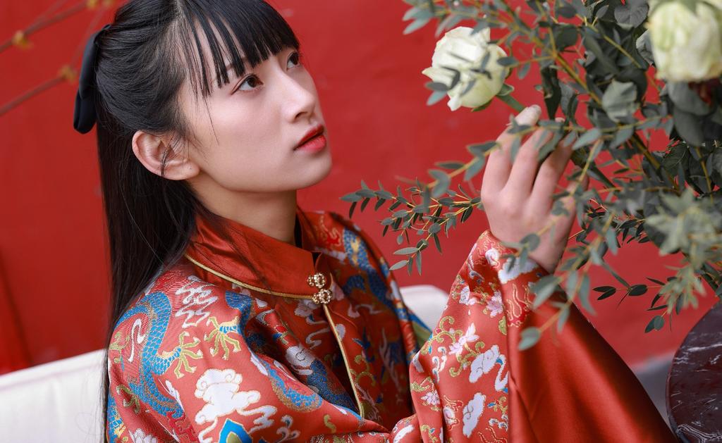 黑长直发古装美女红妆素裹写真