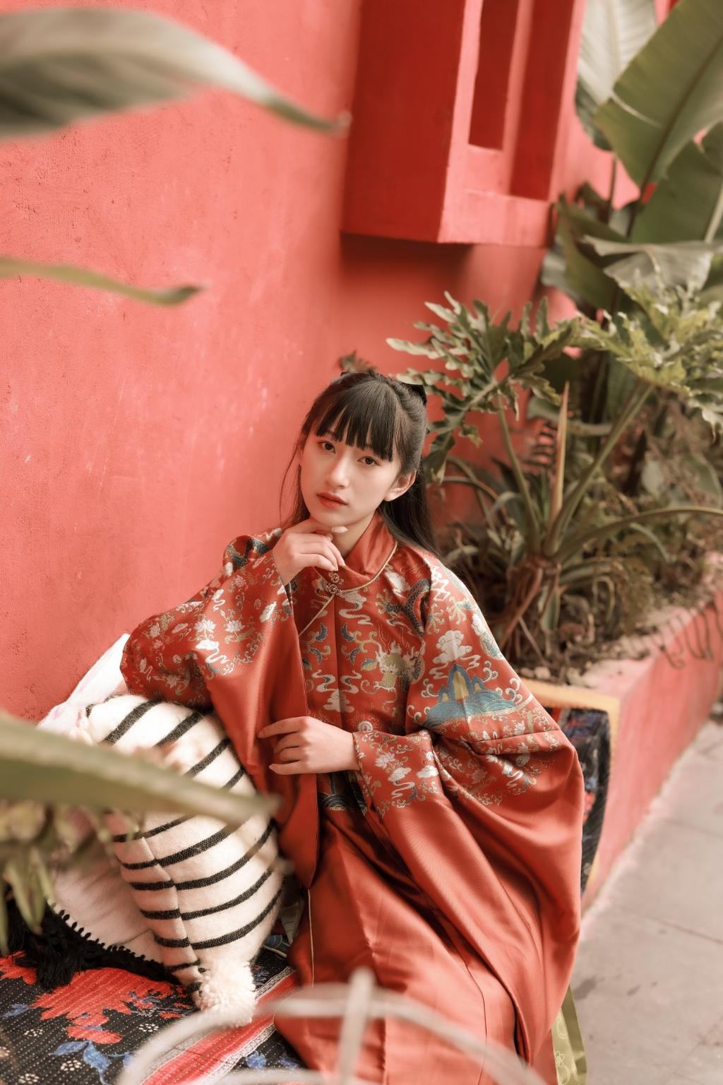 黑长直发古装美女红妆素裹写真