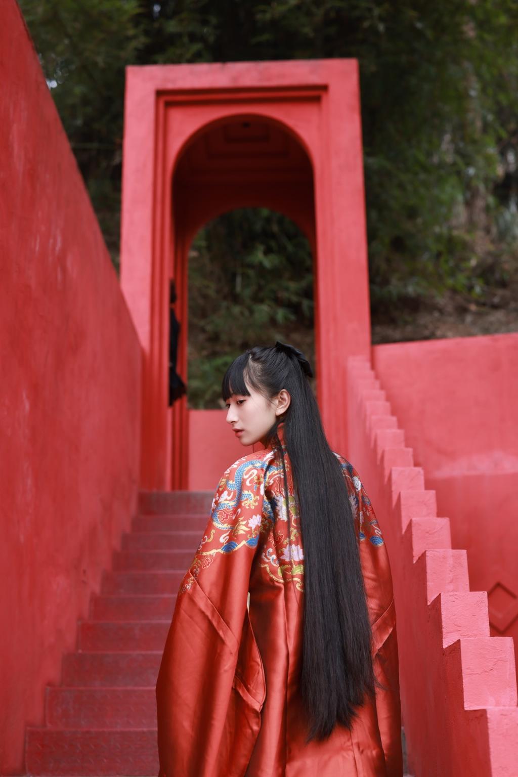 黑长直发古装美女红妆素裹写真