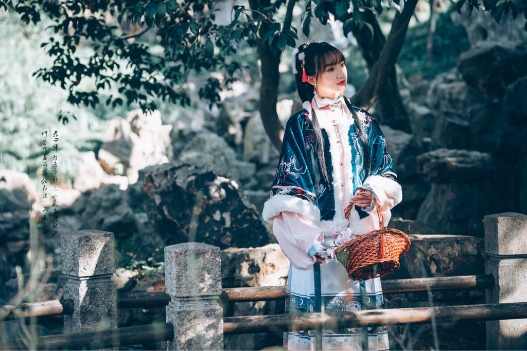 娇小玲珑汉服美女漫步园林美图