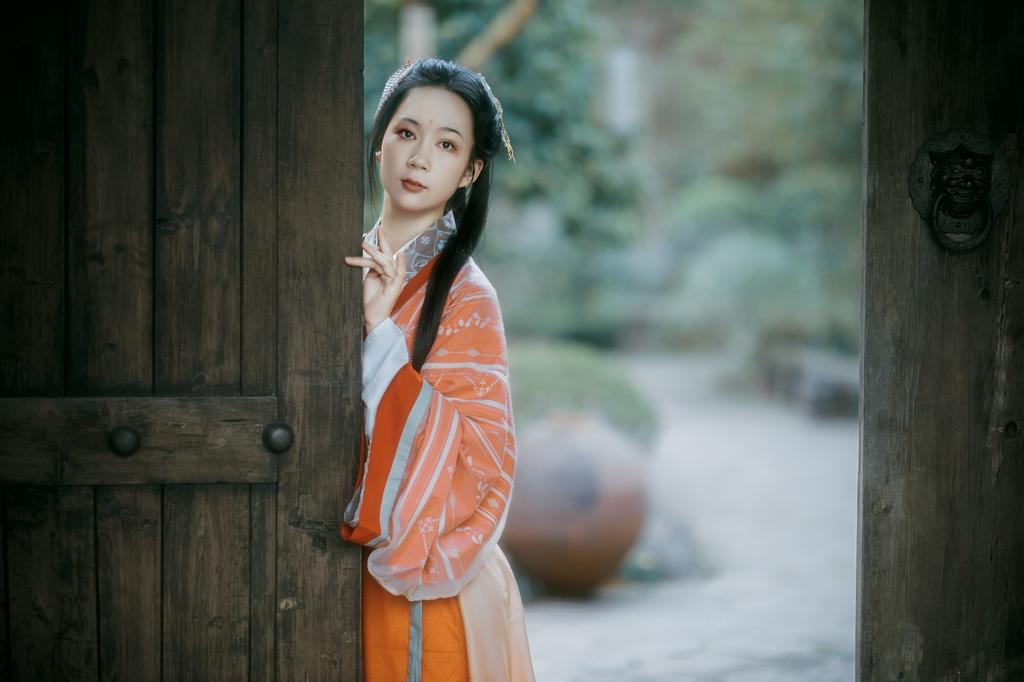 古装美女俏丽容貌婀娜身姿写真