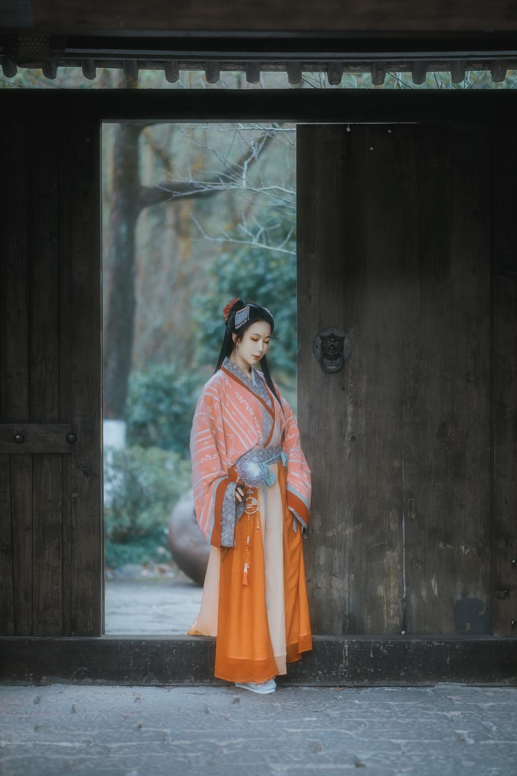 古装美女俏丽容貌婀娜身姿写真