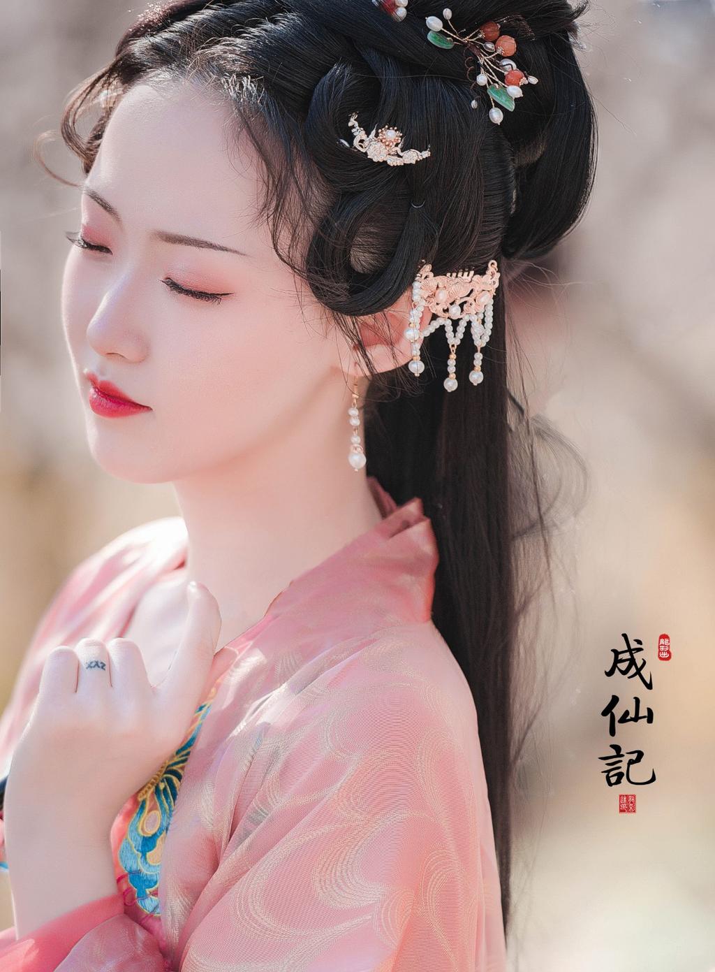 古装美女手撑纸伞漫步花野私拍