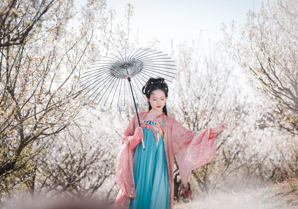 古装美女手撑纸伞漫步花野私拍