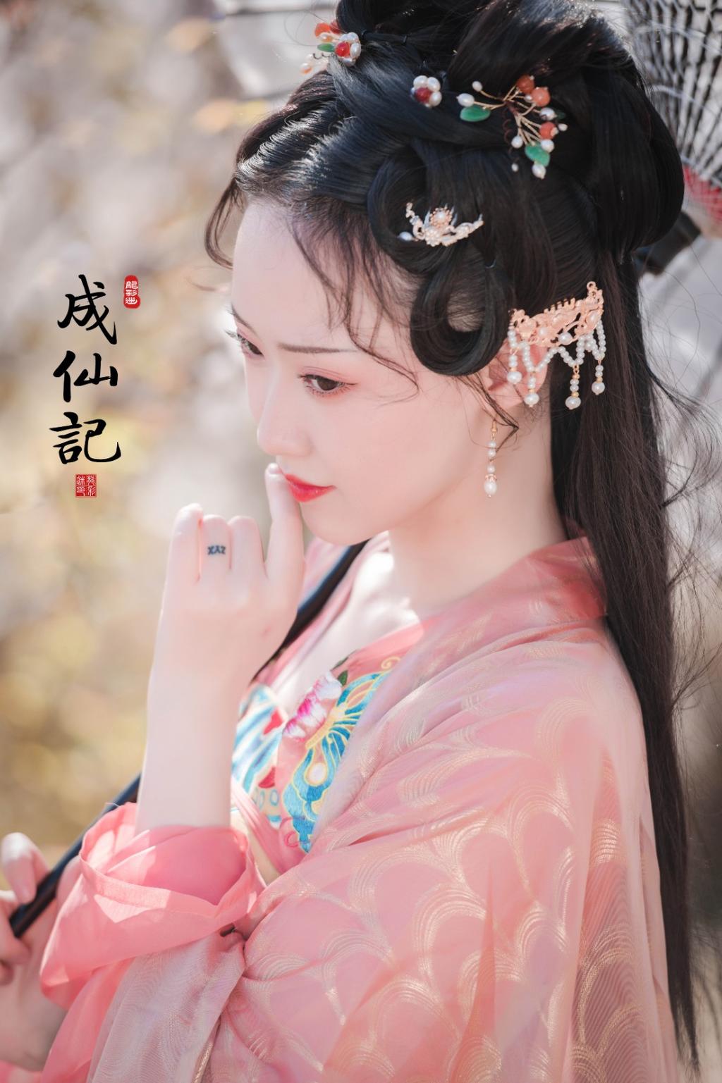 古装美女手撑纸伞漫步花野私拍