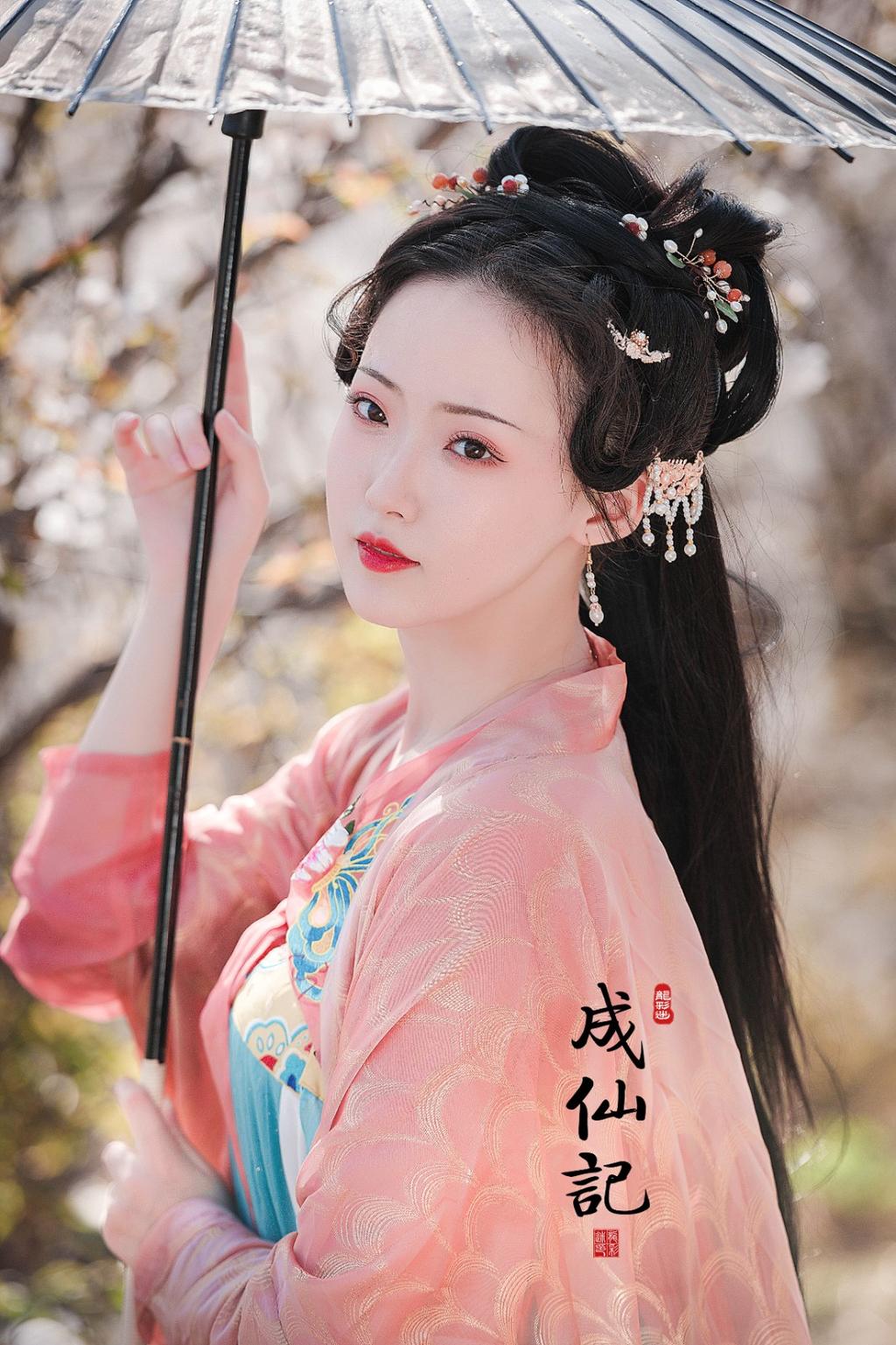 古装美女手撑纸伞漫步花野私拍