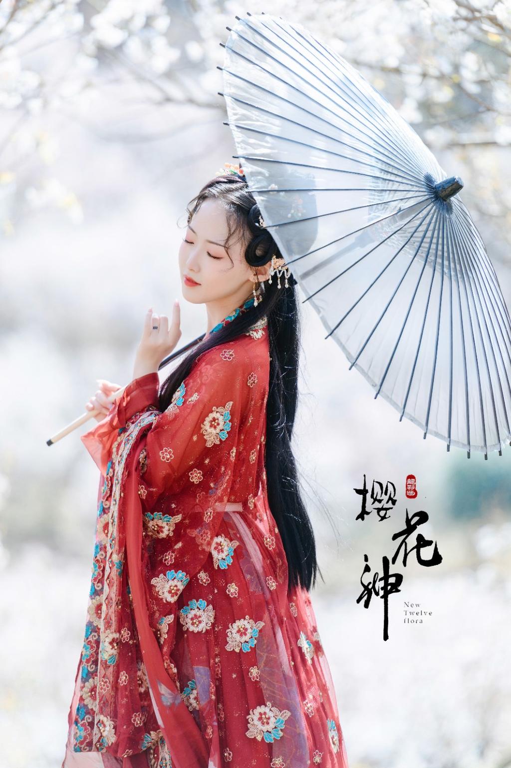 红妆素裹汉服美女手撑油伞美图