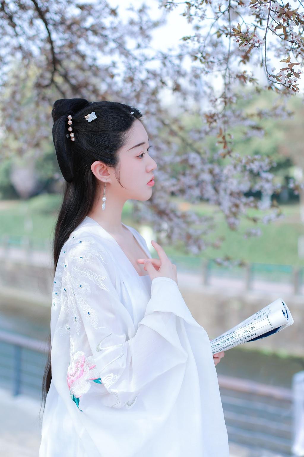 白衣古装美女清新脱俗古风摄影