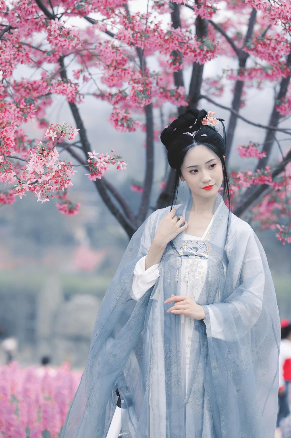 人面桃花古装美女红唇雪肤美图