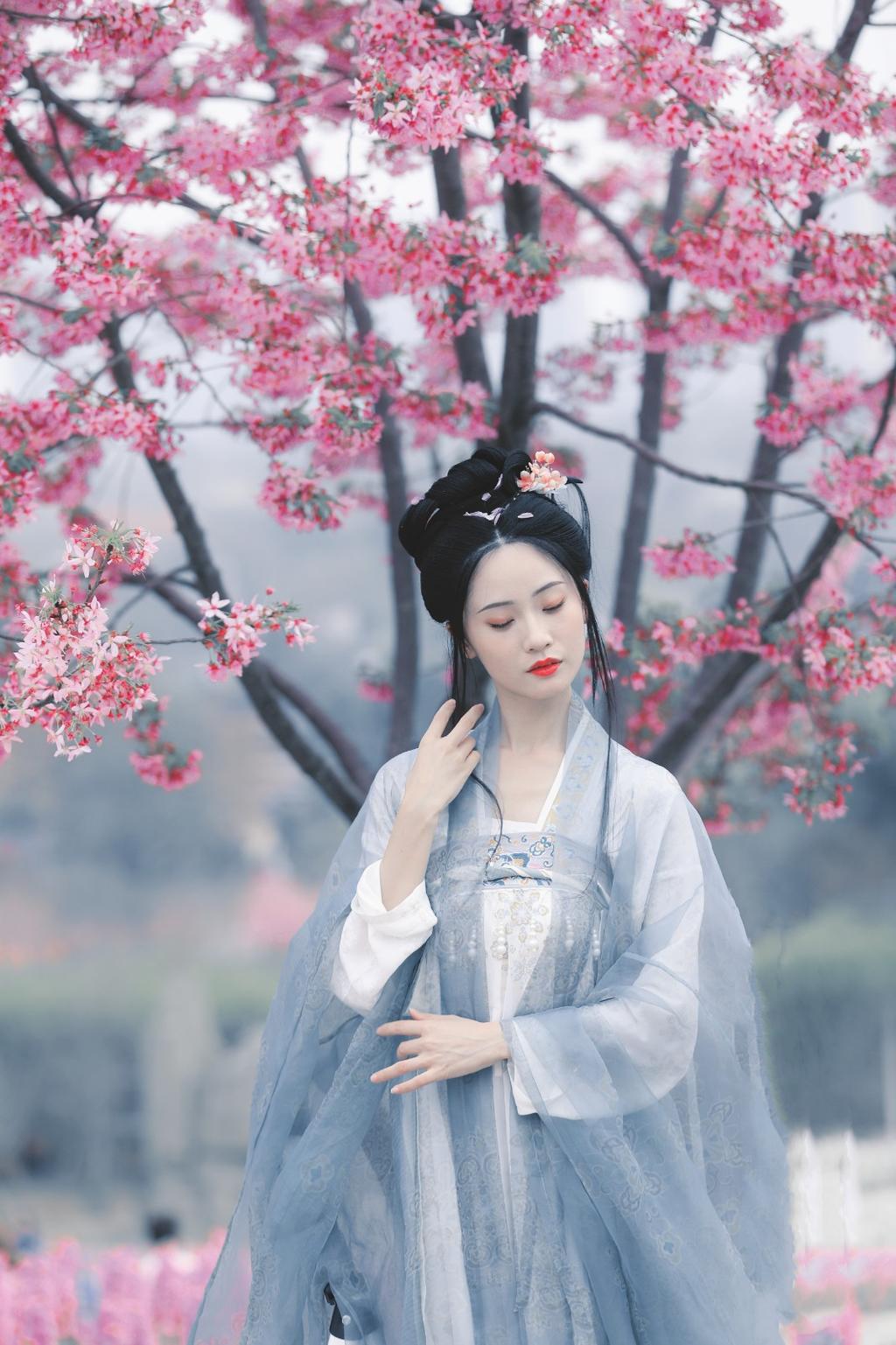 人面桃花古装美女红唇雪肤美图