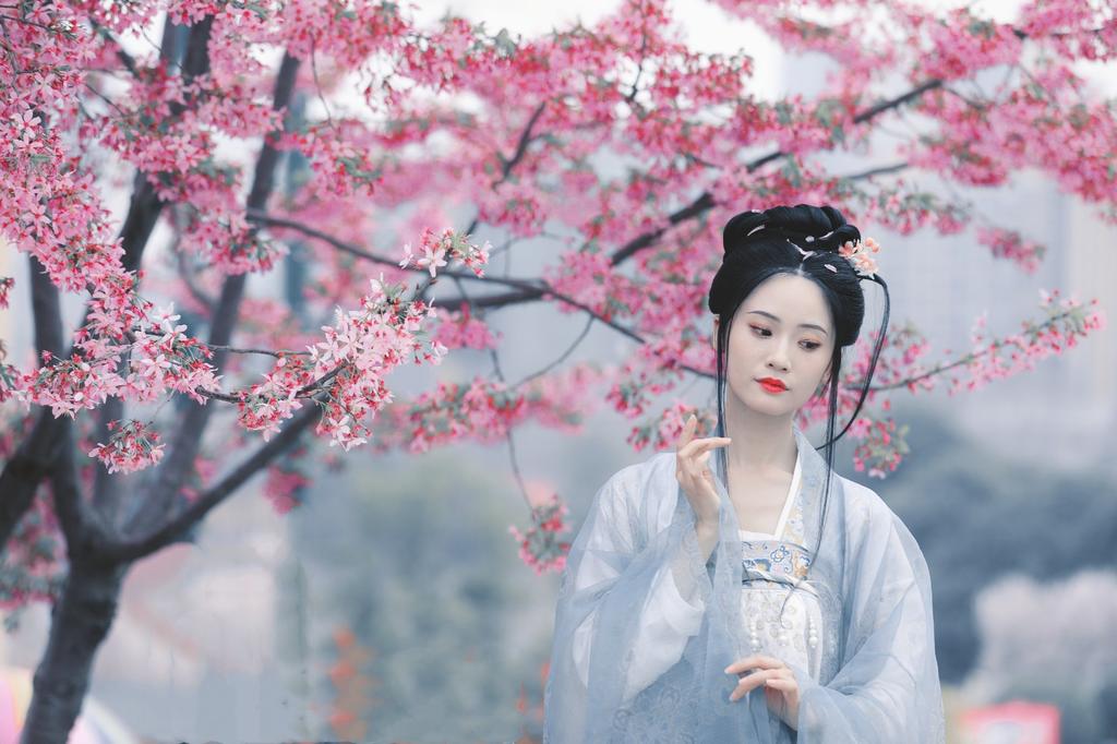 人面桃花古装美女红唇雪肤美图