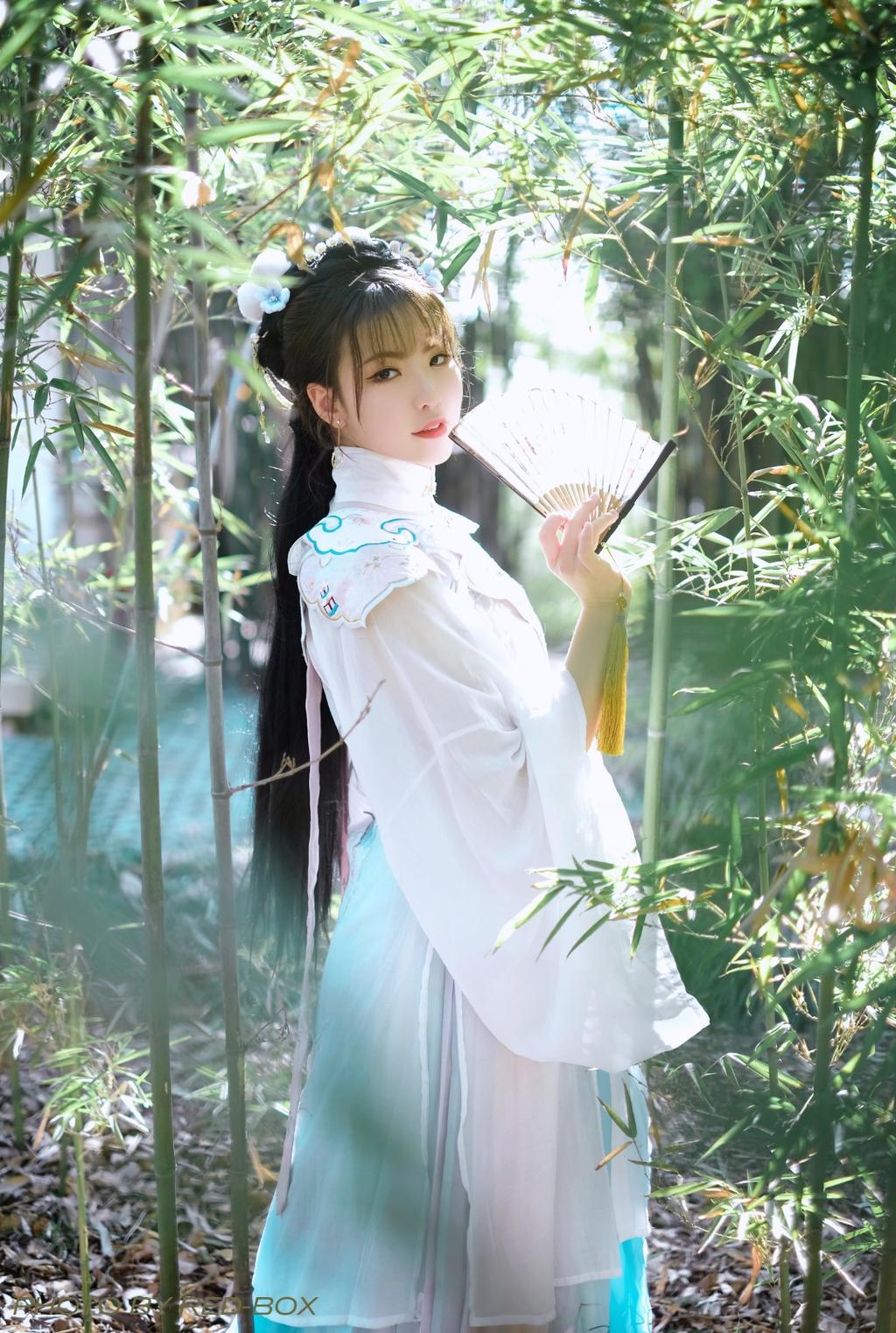 白衣美女漫步竹林仙气飘飘写真