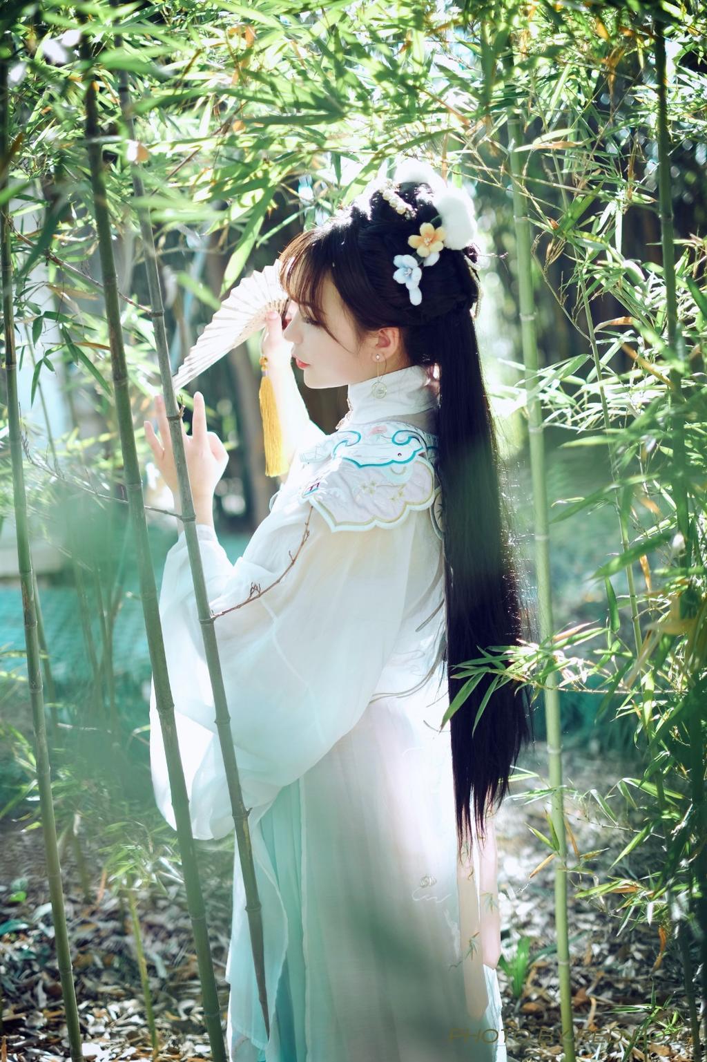 白衣美女漫步竹林仙气飘飘写真