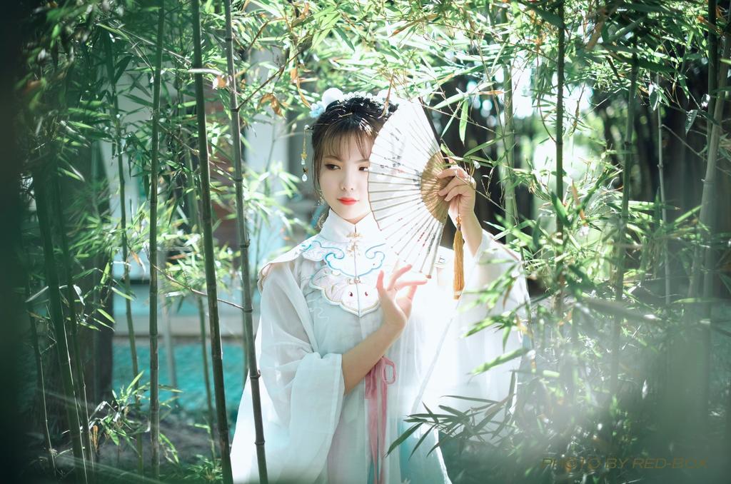 白衣美女漫步竹林仙气飘飘写真