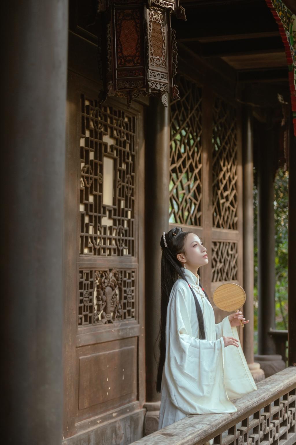 白衣红裙古装美女手执罗扇私拍