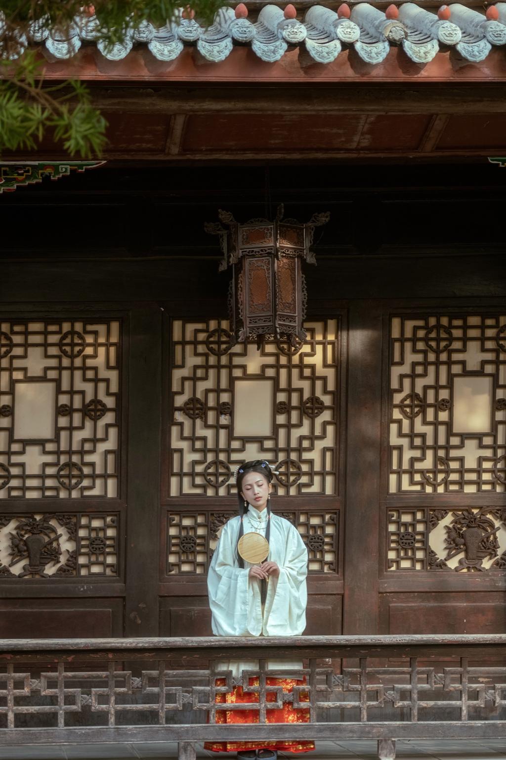 白衣红裙古装美女手执罗扇私拍